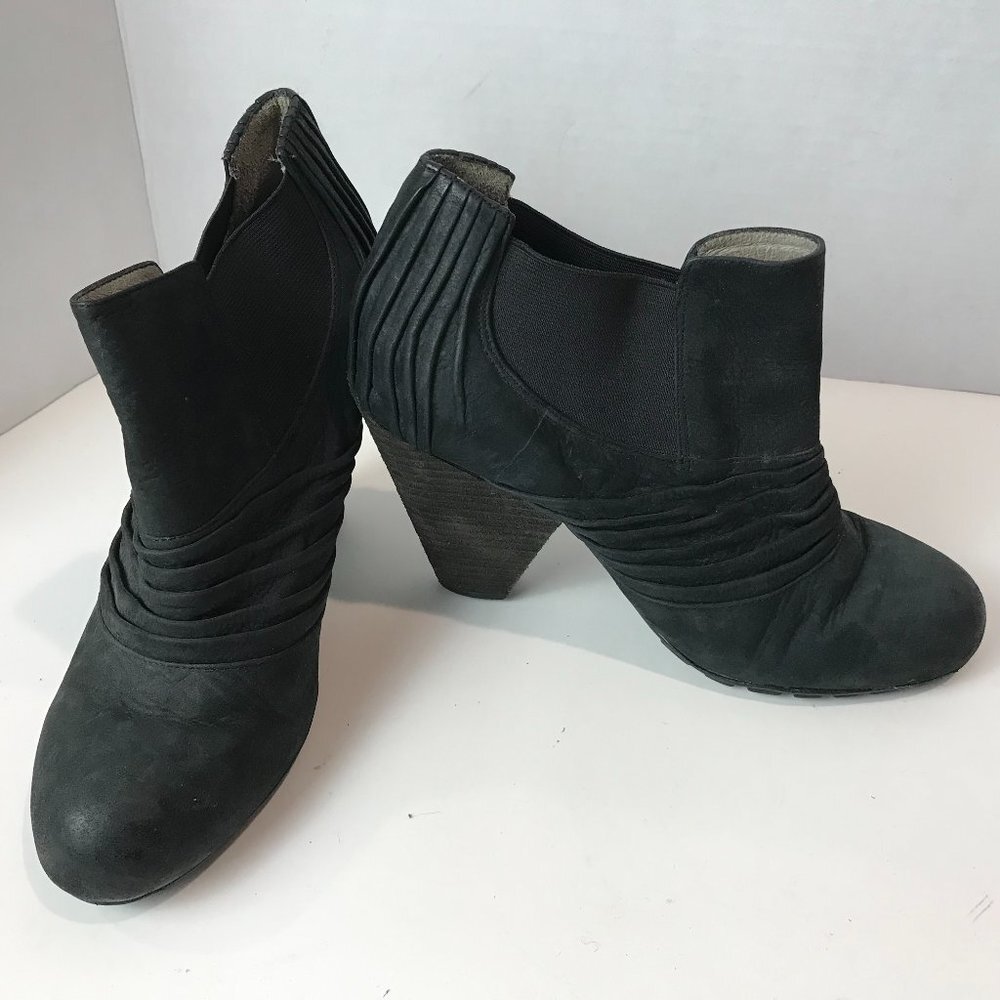 VINCE CAMUTO Leather heeled Bootie US 9B